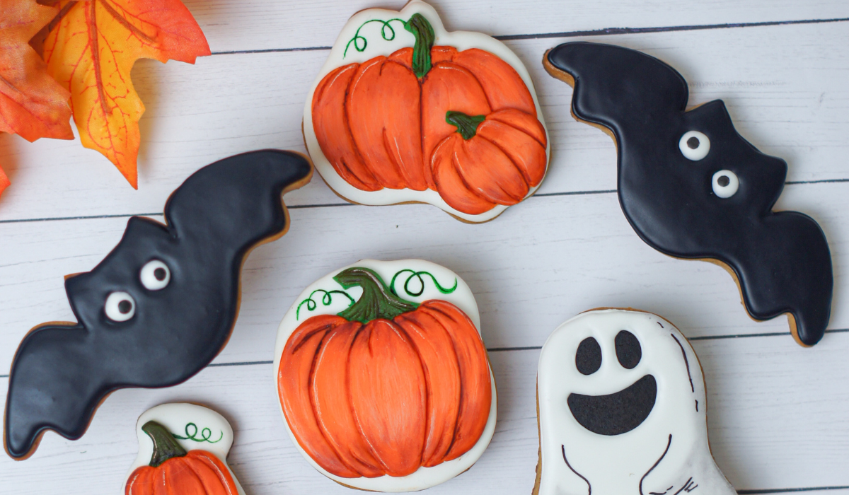 Decorated pumpkin cookies using fondant